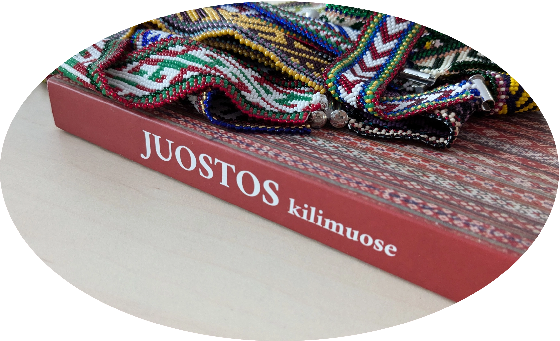 Juostos kilimuose knyga kartu su karoliukų apyrankėmis